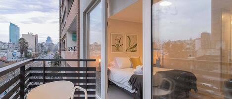 Een strijkplank/strijkijzer, wifi, beddengoed