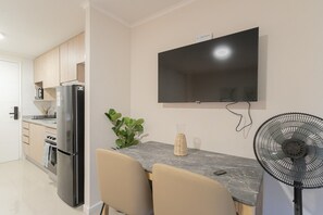 Een koelkast, een magnetron, een oven, een kookplaat