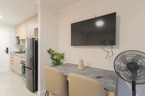 Køleskab, mikrobølgeovn, ovn, kogeplade