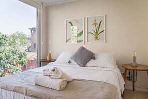 Tabla de planchar con plancha, wifi y ropa de cama 