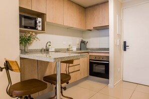 Réfrigérateur, micro-ondes, four, plaque de cuisson