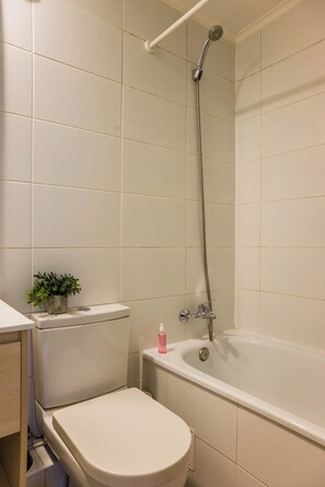 Douche, sĂšche-cheveux, serviettes fournies