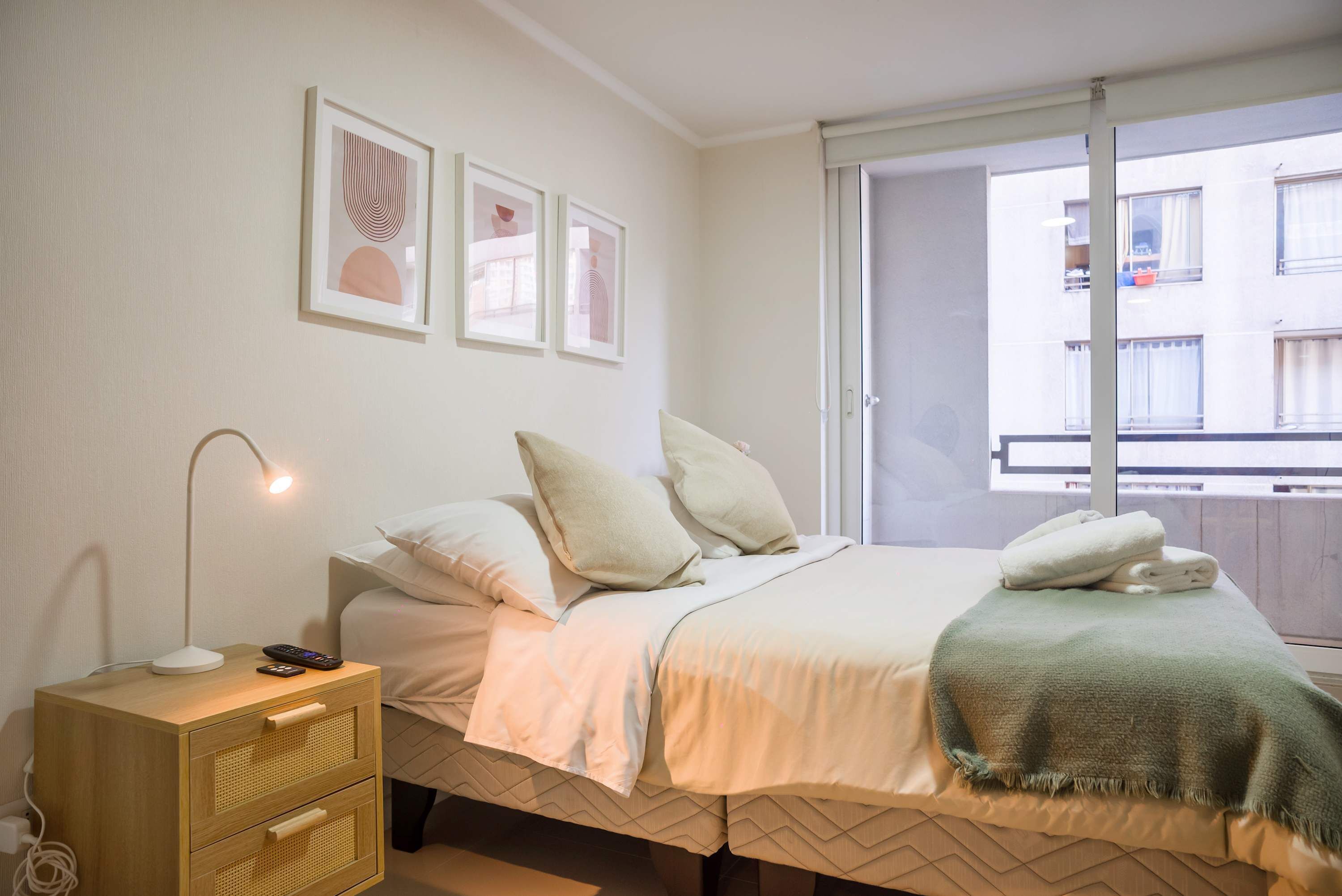 Een strijkplank/strijkijzer, wifi, beddengoed