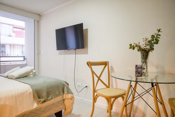 Tabla de planchar con plancha, wifi y ropa de cama 