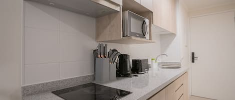 Geladeira, micro-ondas, fogão, cooktop