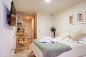 Iron/ironing board, WiFi, bed sheets