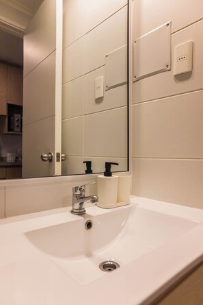 Shower, hair dryer, towels