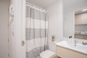 Dusche, Haartrockner, Handtücher