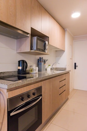 Kjøleskap, mikrobølgeovn, ovn og kokeplater