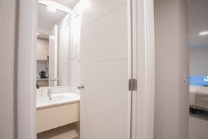 Shower, hair dryer, towels - Cozy Studio in Santa Lucia Santiago (Santiago)