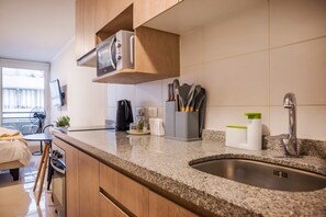 Kjøleskap, mikrobølgeovn, ovn og kokeplater