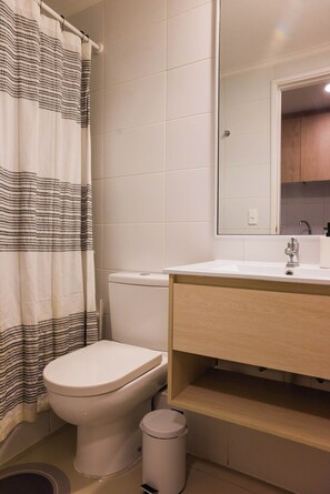 Dusj, hårføner og håndklær