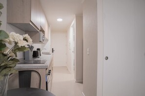 Kühlschrank, Mikrowelle, Ofen, Herdplatte