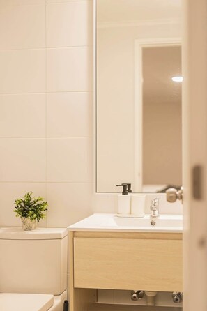 Dusj, hårføner og håndklær