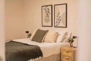 1 bedroom, iron/ironing board, WiFi, bed sheets - Modern 1BR Urban Retreat in Santiago (Santiago)