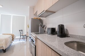 Kylskåp, mikrovågsugn, ugn och spishäll