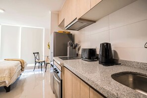 ثلاجة، ميكروويف، فرن، موقد طهي مسطح