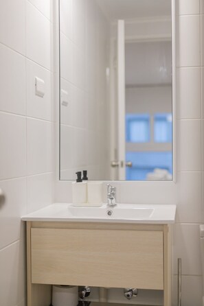 Shower, hair dryer, towels - Explore the best of Santiago from our home (Santiago)