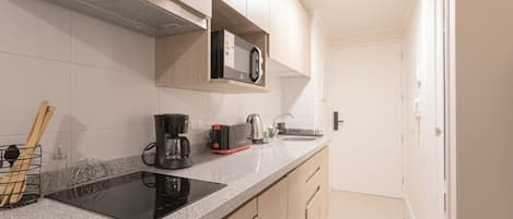 Réfrigérateur, micro-ondes, four, plaque de cuisson