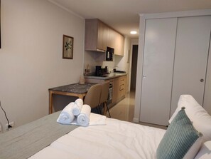 Iron/ironing board, WiFi, bed sheets