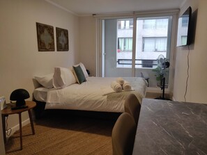 Iron/ironing board, WiFi, bed sheets