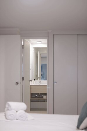 Dusj, hårføner og håndklær