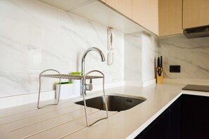 Fridge, microwave, oven, stovetop - First-Class Retreat Stylish 2BR near Costanera (Santiago)