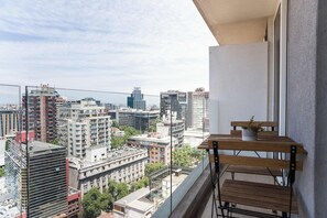 Outdoor dining - First-Class Retreat Stylish 2BR near Costanera (Santiago)