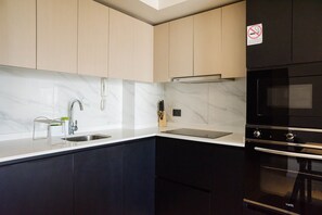 Fridge, microwave, oven, stovetop - First-Class Retreat Stylish 2BR near Costanera (Santiago)