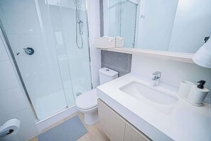 Dusche, Haartrockner, Handtücher