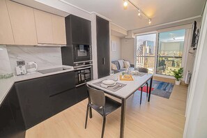 Fridge, microwave, oven, stovetop - Industrial Style in a Cozy Apartment (Santiago)