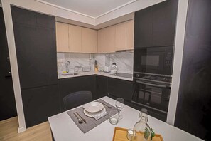 Kühlschrank, Mikrowelle, Ofen, Herdplatte