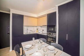 Fridge, microwave, oven, stovetop - Comfortable Apartment in the Heart of Providencia (Santiago)