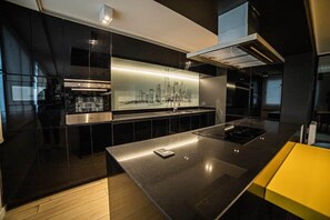 Refrigerador, microondas, horno y parrilla de estufa 