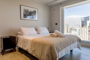 Escritorio, tabla de planchar con plancha, wifi y ropa de cama