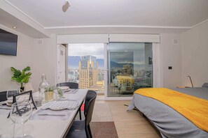 Skrivebord, strykejern/-brett, wi-fi og sengetøy