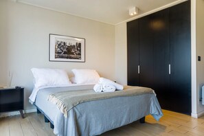 Desk, iron/ironing board, WiFi, bed sheets