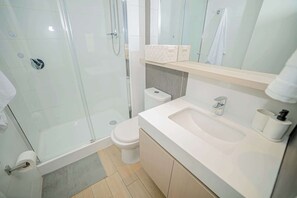 シャワー、ヘアドライヤー、タオル