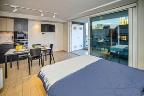 Een bureau, een strijkplank/strijkijzer, wifi, beddengoed
