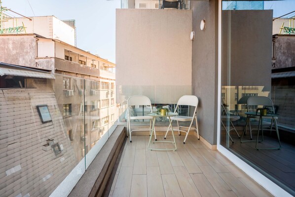 Unclassified image, 1 of 14, button