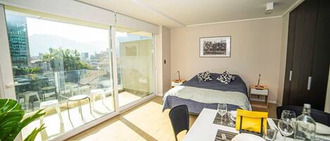 Een bureau, een strijkplank/strijkijzer, wifi, beddengoed