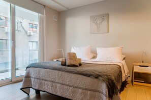1 slaapkamer, een bureau, een strijkplank/strijkijzer, wifi