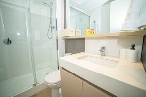 Shower, hair dryer, towels - Modern 1BR Flat | Prime Location Luxury Living (Santiago)