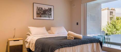 Desk, iron/ironing board, WiFi, bed sheets