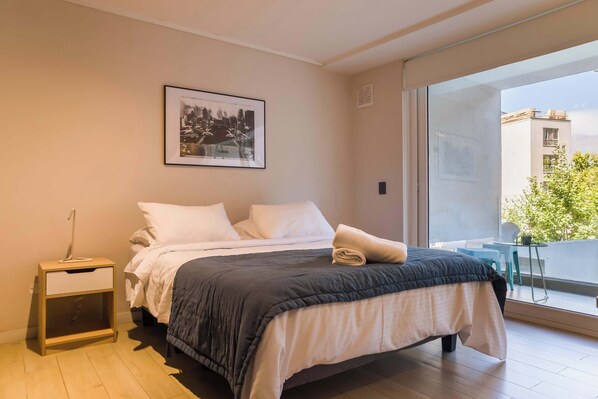 Escritorio, tabla de planchar con plancha, wifi y ropa de cama 