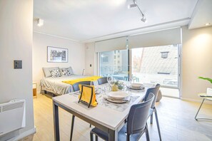Een bureau, een strijkplank/strijkijzer, wifi, beddengoed