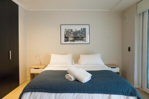 Escritorio, tabla de planchar con plancha, wifi y ropa de cama 