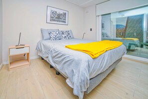 Skrivbord, strykjärn/strykbräda, wi-fi och sängkläder