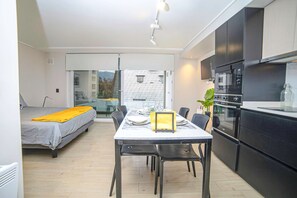 冷蔵庫、電子レンジ、オーブン、コンロ