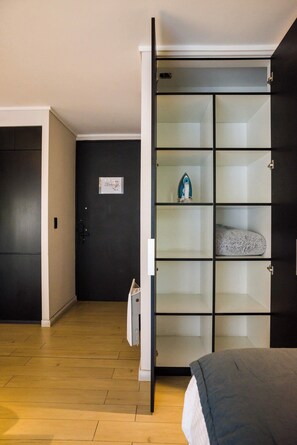 Escritorio, tabla de planchar con plancha, wifi y ropa de cama 